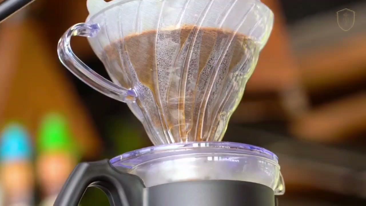 Café sendo coado em um coador de vidro